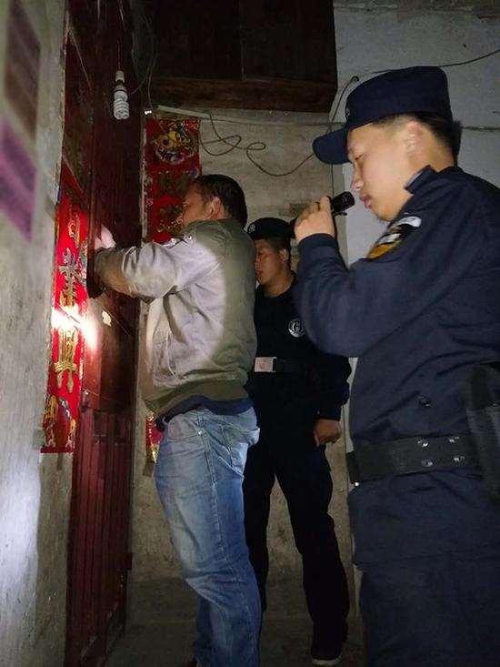 黎平县粗心妈妈误将幼女锁家中 民警全城寻开锁师傅开门